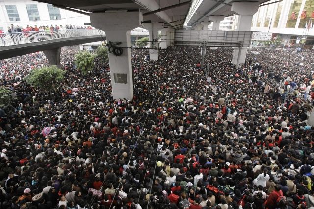 V některých lokalitách (jako například v čínském Guangzhou) je někdy problém dostat se vůbec do prostor nádraží. | Foto: ČTK