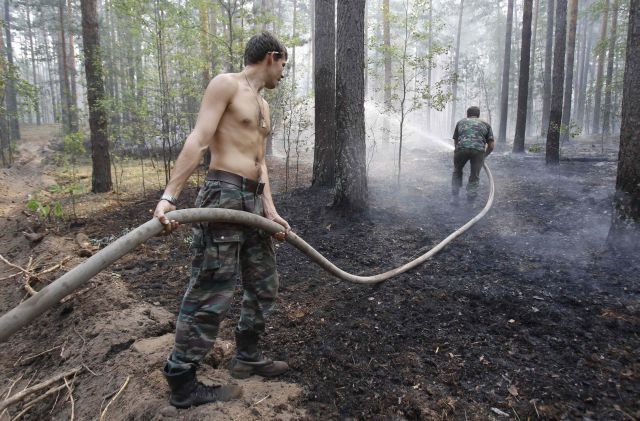 Hašení lesa nedaleko Voroněže. | Foto: Reuters