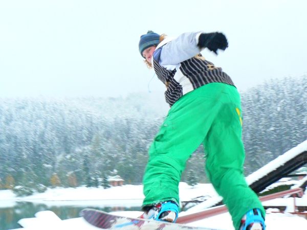 Všichni kolem zápasili s kalamitou, tahle parta kluků s nápisy Foshna.cz na autech a bundách měla ale ze sněhu zjevnou radost. Areál v Novém Hrozenkově. | Foto: Karel Toman