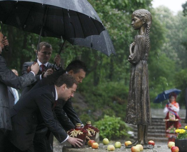 Medveděv a Janukovyč u památníku obětem hladomoru. | Foto: Reuters