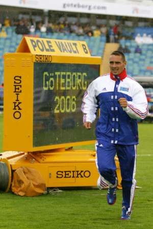 Roman Šebrle se rozcvičuje během deštivé pauzy skoku o tyči. | Foto: Aktuálně.cz