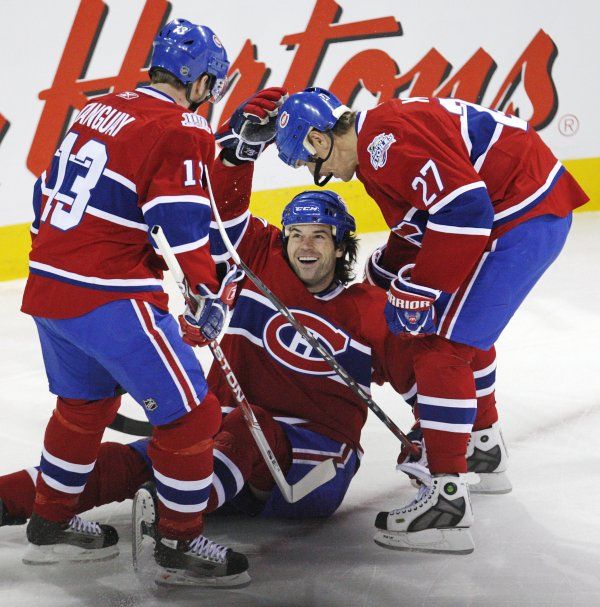 Robert Lang slaví svůj gól s montrealskými spoluhráči Alexem Tanguayem (vlevo) a Alexem Kovaljovem (vpravo). | Foto: Reuters