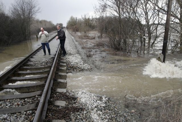 Železniční násep, který od sebe dosud odděloval dvě části obřího jezera nad obcí Jevišovka na Břeclavsku, začal přetékat a dokonce se na jednom místě protrhl. | Foto: Aktuálně.cz