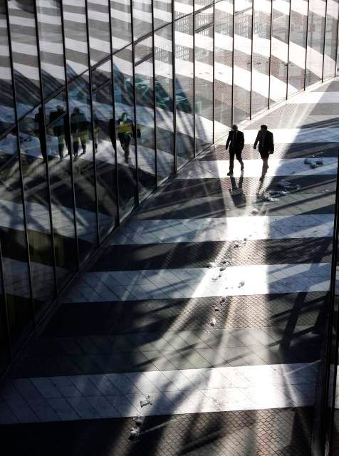 Dva muži kráčející ústředím německé logistické společnosti Deutsche Post AG v Bonnu, 9. března 2010. | Foto: Reuters