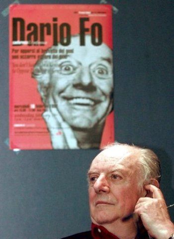 1997: Dario Fo. Svérázný italský dramatik a režisér Dario Fo je typický zaujetím pro satiru a herecké etudy na pomezí mimů a commedie dell'arte. Svých představení se aktivně účastní i jako herec. Neskrývá své politické názory, které směřují doleva, a to se projevuje i v posledních letech, kdy se s politickou neúctou pustil i do ještě nedávno nedotknutelného Silvia Berlusconiho. V češtině si přečtete jeho vlastní biografii, k sehnání jsou překlady některých jeho her jako Svatý komediant František. | Foto: Aktuálně.cz