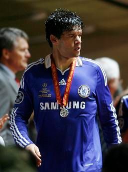 Michael Ballack - Jen medaile a trpký pohled na křepčícího soupeře | Foto: Reuters