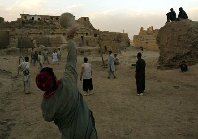 Afghánský streetvolejbal v Ghazní jihozápadně od Kábulu. | Foto: Reuters