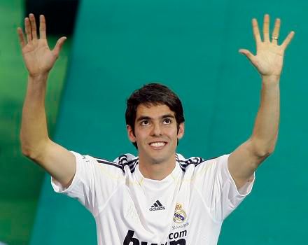 Představení brazilského záložníka Kaká v Realu Madrid sledovalo kolem 50 000 lidí | Foto: Sport