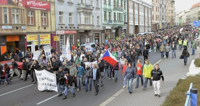 Dav v klidu prošel po naplánované trase, jen na jednom místě na sebe protestující pokřikovali s asi desítkou anarchistů. | Foto: ČTK