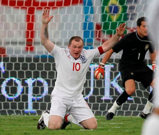 Rooney se vzteká poté, co v dresu Anglie nepoměnil šanci před brankou Brazílie. | Foto: Reuters