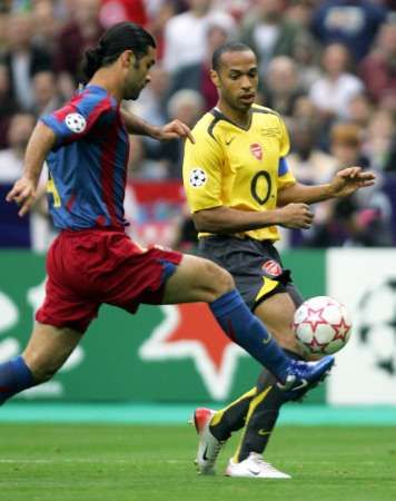 Rafael Marquez z Barcelony (vlevo) stíhá hráče Arsenalu Thierry Henryho. | Foto: Reuters