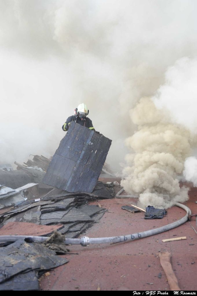 Kvůli zakouření byla špatná viditelnost. | Foto: HZS Praha, M. Kosmata