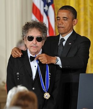 Bob Dylan dostává Prezidentskou medaili svobody | Foto: UPI/Kevin Dietsch