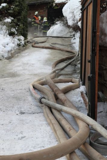 Přivedená voda sloužila také k ochlazování sousedního rodinného domu. | Foto: HZS Královehradeckého kraje