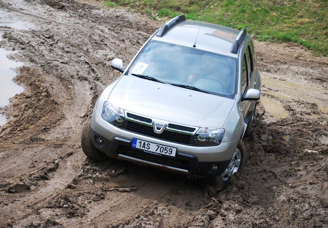 Vozy před námi již vyjely v bahně znatelné stopy | Foto: Radek Pecák