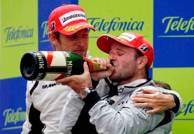 Piloti stáje Brawn GP Jenson Button a Rubens Barrichello slaví dvojitý triumf ve Velké ceně Španělska | Foto: Václav Rojík