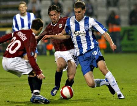 Kisel a Pospěch v souboji s Jonasem Boringem v zápase Odense - Sparta | Foto: Reuters