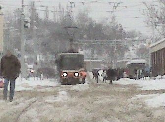 Řidič pročišťuje koleje před tramvají u křižovatky na pražské Palmovce | Foto: Simona Holecová