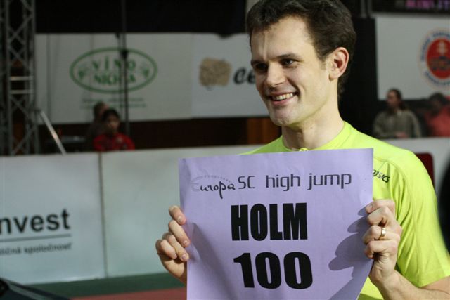 Stefan Holm oslavil na závodech v Banské Bystrici 100 skoků nad 230 cm. | Foto: Pavel Pruša