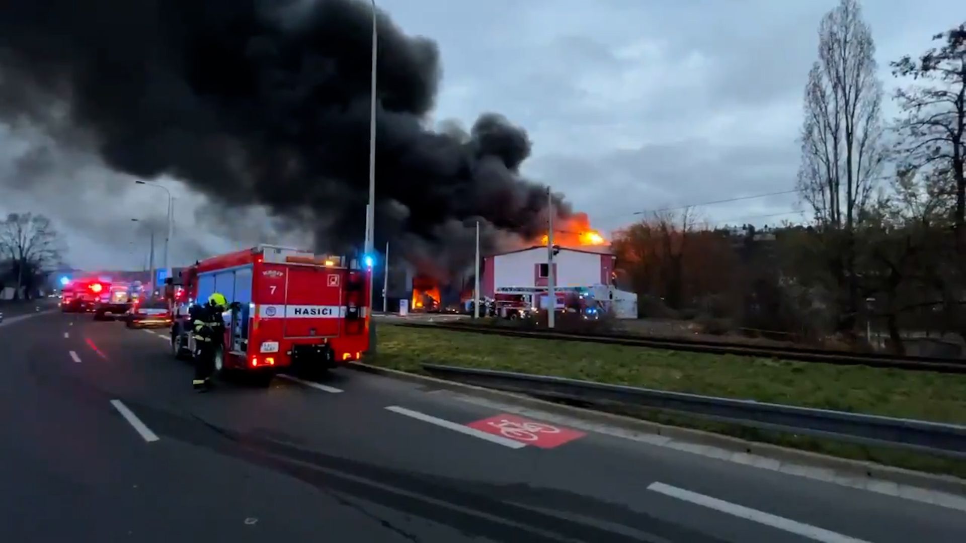 V Praze Horela Hala Hasici Doporucuji Obyvatelum Braniku Kamyku A Modran Nevetrat Aktualne Cz