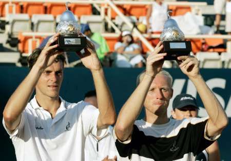 František Čermák (vlevo) a Leoš Friedl s trofejí pro vítěze čtyřhy v Acapulku. | Foto: Reuters