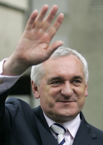 Ireland's Prime Minister Bertie Ahern waves as he leaves his Fianna Fail party constituency headquarters in Dublin in this May 26, 2007 file photograph. Ahern will step down as Ireland's prime minister on May 6, bowing to mounting pressure for him to go early following a string of embarrassing appearances in the witness stand at an anti-corruption tribunal. REUTERS/Luke MacGregor/Files (IRELAND) | Foto: Reuters