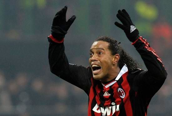 Ronaldinho naštvaně gestikuluje | Foto: Reuters