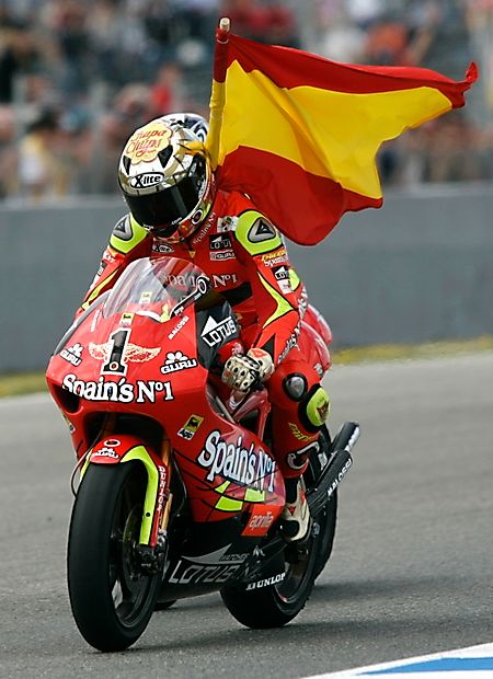 Jorge Lorenzo se španělskou vlajkou po vítězství v domácí velké ceně třídy do 250 ccm v Jerezu. | Foto: Reuters