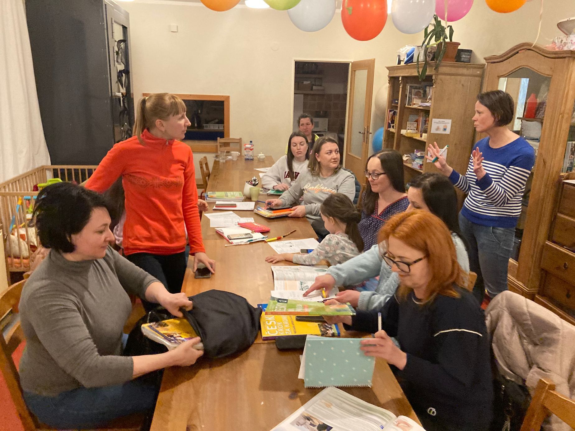 Ukrajinky trápí drahé bydlení, hledání práce i školky. Některé se raději vrací domů