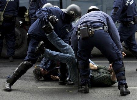 Policisté zatýkají demonstranta | Foto: Reuters