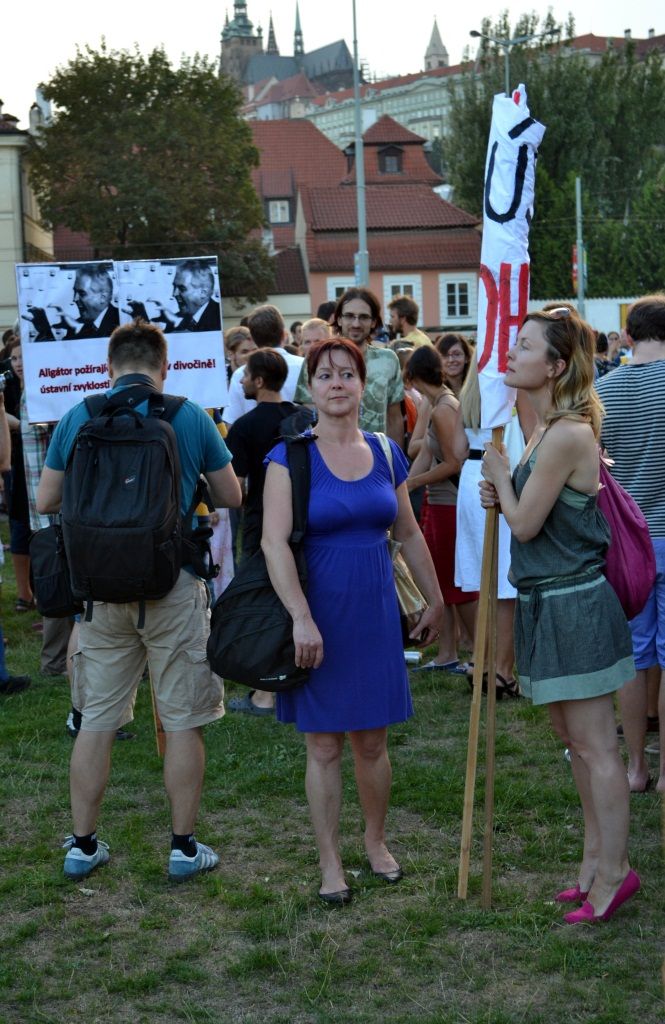 Demonstranti sbalili transparenty a diskusi přesunuli do hospody. | Foto: Markéta Šrajbrová