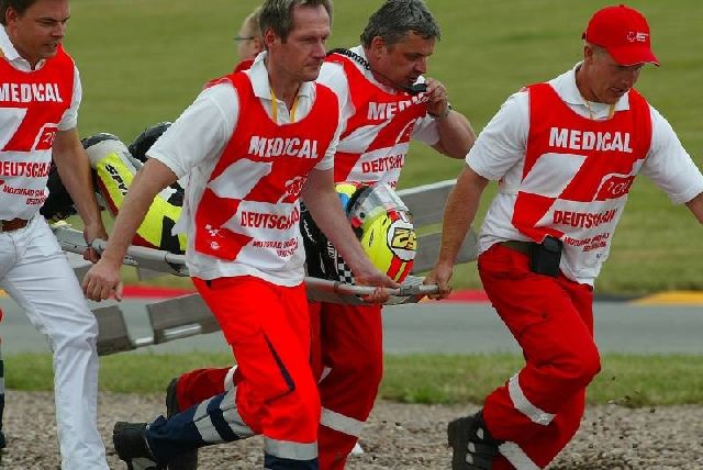 "Naneštěstí mě ještě jeho (de Rosova) motorka trefila do levé nohy, kterou už mám dost pochroumanou. Žádné nové zranění ale nemám, jen mě noha bolí o něco víc." prohlásil Pešek. | Foto: Česká pojišťovna