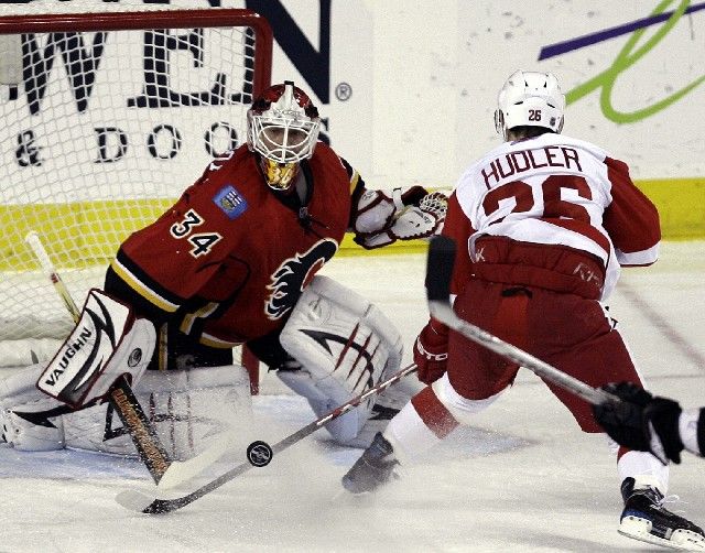 Teď ještě Jiří Hudler proti gólmanovi Calgary Miikku Kiprusoffovi neuspěl. | Foto: Reuters