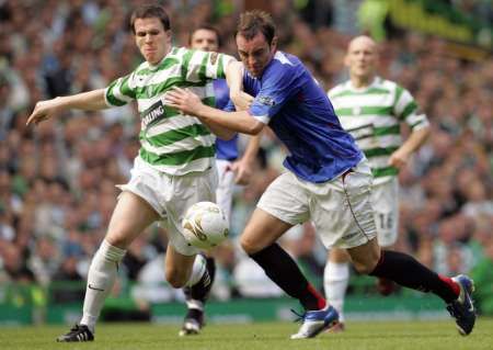 Gary Caldwell z Celtiku (vlevo) a hráč Rangers Kris Boyd bojují o míč v glasgowském derby. | Foto: Reuters