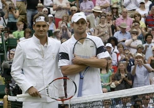 Andy Roddick s Rogerem Federerem. Právě tento tenista dokázal hned třikrát na Wimbledonu Roddicka ve finále porazit. | Foto: Reuters