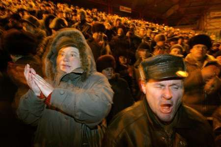 Demonstrace opozičních přiznivců pokračují. Povolební změna se však neočekává. | Foto: Reuters