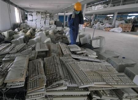 Klávesnice v továrně na recyklaci elektronických zařízení v Mankhalu nedaleko Hajdarábádu v Indii. | Foto: Reuters