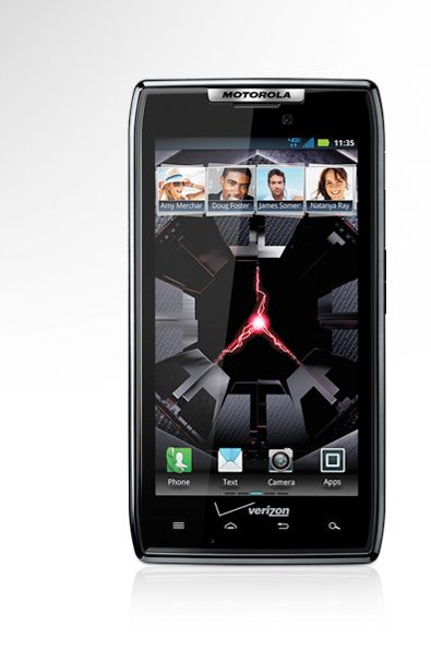 Motorola Droid Razr - nejtenčí z tenkých Americká společnost Motorola představila nový chytrý telefon Droid Razr, běžící na platformě Android, kterým se snaží navázat na svůj legendární sem let starý véčkový model Razr. Hlavním tahákem nového modelu je mimo standardně vysokého výkonu především kvalitní zpracování. Hliník se střídá s plastem. Zadní část zdobí kevlarová vlákna. Vysokou odolnost 4,3" Super AMLOED displeje s rozlišením 540 x 960 px má na starosti Coming Gorilla Glass. | Foto: MOTOROLA.COM