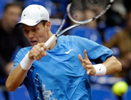 S vypětím všech sil vrací Tomáš Berdych míč do hry. | Foto: Reuters