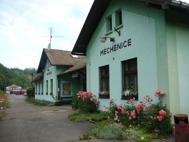 Měchenice, finalista 2011. Nádraží v takzvaném Posázavském pacifiku jistě znají všichni trampové. Stanice stojí na trati, která z údolí Vltavy stoupá podél Bojovského potoka, proto zde parní lokomotivy před výjezdem čerpají vodu. | Foto: Archiv Asociace EF CZ - Souznění, o.s.