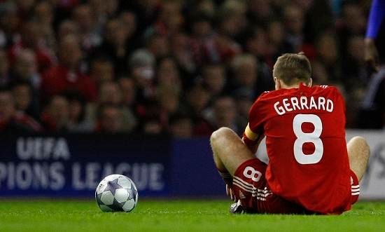 Steven Gerrard symbolicky na zemi | Foto: Sport