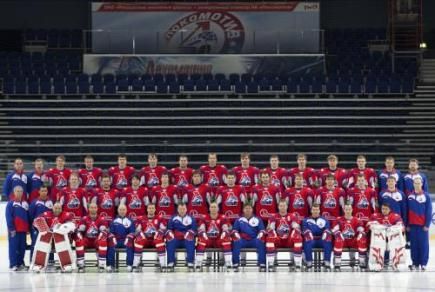 Lokomotiv Jaroslavl na společné fotografii před loňskou sezónou. Po katastrofě klub na rok odstoupil z KHL. | Foto: ČTK