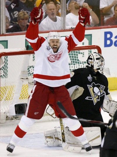 Velkou zásluhu na první brance Detroitu měl stínící Tomas Holmstrom. | Foto: Reuters