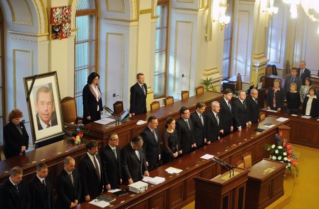 Poslanci a poslankyně společně s vládou zahájili 20. prosince 2011 minutou ticha zasedání sněmovny věnované vzpomínce a poděkování zesnulému exprezidentu Václavu Havlovi. | Foto: ČTK