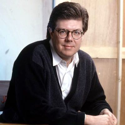 7. 8. - Zemřel John Hughes, autor Bláznivé dovolené a Sám doma - Ve věku 59 let zemřel americký scenárista, režisér a producent John Hughes na srdeční infarkt. Stalo se to, když přijel do newyorského Manhattanu navštívit rodinu. 
Hughes patřil k zásadním mainstreamovým filmařům v Hollywoodu, kteří v 80. a 90. letech vyhmátli a spoluurčili kulturní dobový duch. Za svůj život režíroval sice jen osm filmů (posledním byla Kudrnatá holka z roku 1991) - ale jeho vliv i byl i producentský a scenáristický. 
 Další podrobnosti si přečtěte ve článku zde | Foto: archiv