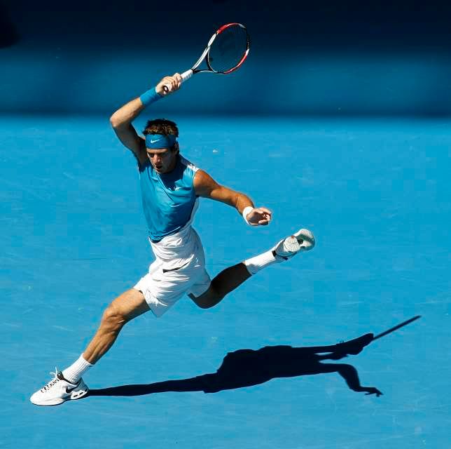 Argentinec Juan Martin Del Potro vrací úder Chorvatovi Marinu Cilicovi v utkání tenisového turnaje Australian Open v Melbourne, 25. ledna 2009. | Foto: Reuters