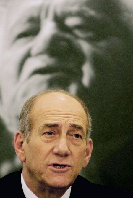 Ehud Olmert před obrazem prvního izraelského premiéra Davida Ben Guriona. Jen několik dní před tím, než přijede na blízký východ americký prezident, oznámil svou novou mírovou vizi. | Foto: Aktuálně.cz