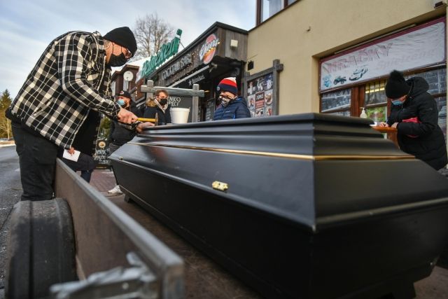 Po Krkonoších jezdila rakev na protest proti uzavření areálů. | Foto: ČTK