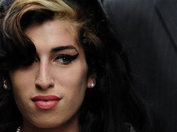 23. 7. - Amy Winehouse, zpěvačka - Britská zpěvačka Amy Winehouse byla nalezena ve svém bytě na severu Londýna mrtvá. Amy Winehouse patřila mezi nejúspěšnější interpretky nulté dekády, stejně jako hity Rehab či You Know I'm No Good ji ale proslavily skandály spojené s životním stylem. Předčasnou smrtí se určitě zařadí do panteonu hudebních ikon, na jejichž krátkou a hvězdnou kariéru se bude dlouho vzpomínat. 
O to víc, že ji smrt zastihla ve věku 27 let, jenž se zdá být v dějinách rockové hudby přímo mytický. 
 Připomeňte si tuto osobnost ve článku zde | Foto: Aktuálně.cz