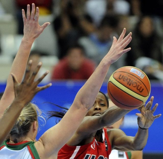 Mistrovství světa v basketbale žen, osmifinále, skupina E, Bělorusko-USA, 28. září v Ostravě. Swin Cashová (vpravo) z USA bojuje o míč s protihráčkami z Běloruska. | Foto: ČTK